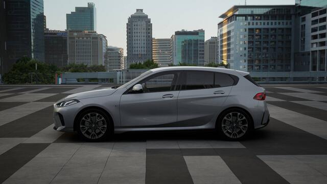 BMW 1-SERIE 120 M Sport Automaat / Sportstoelen / M Adaptief onderstel / Parking Assistant / Extra getint glas achter