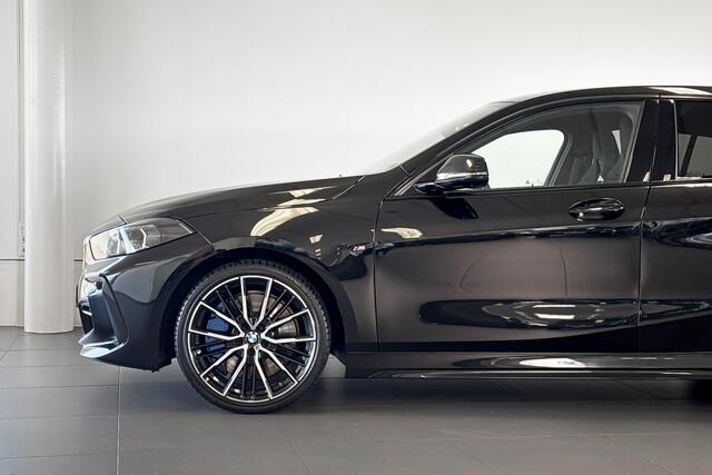 BMW 1-SERIE 118i High Executive | M Sport | Glazen Panoramadak | M Sportstoelen |