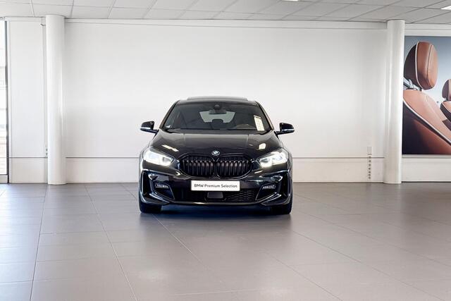 BMW 1-SERIE 118i High Executive | M Sport | Glazen Panoramadak | M Sportstoelen |