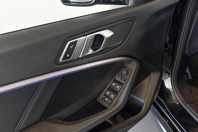 BMW 1-SERIE 118i High Executive | M Sport | Glazen Panoramadak | M Sportstoelen |