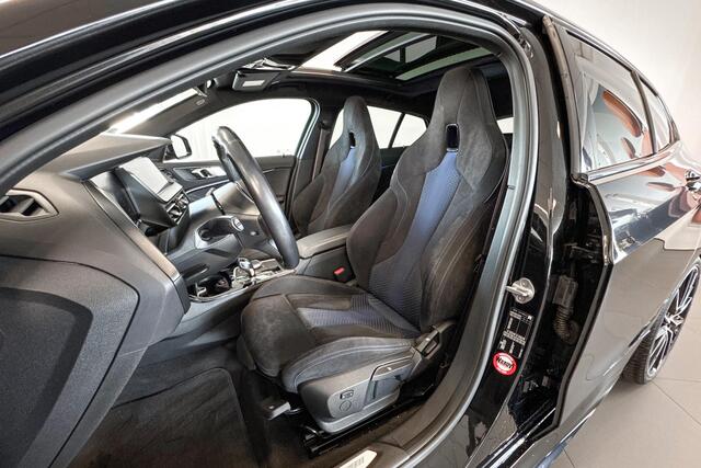 BMW 1-SERIE 118i High Executive | M Sport | Glazen Panoramadak | M Sportstoelen |