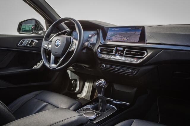 BMW 1-SERIE 118i High Executive Edition Panoramadak/ Leer/ Stoelverwarming/ Led/ Luxury-line/ Live cockpit pro