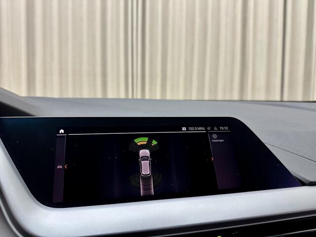 BMW 1-SERIE 116i *1e Eigenaar* Apple Carplay / Automaat / PDC / Cruise Control / Bluetooth / ECC Clima / Ambiance verlichting / 17"LMV