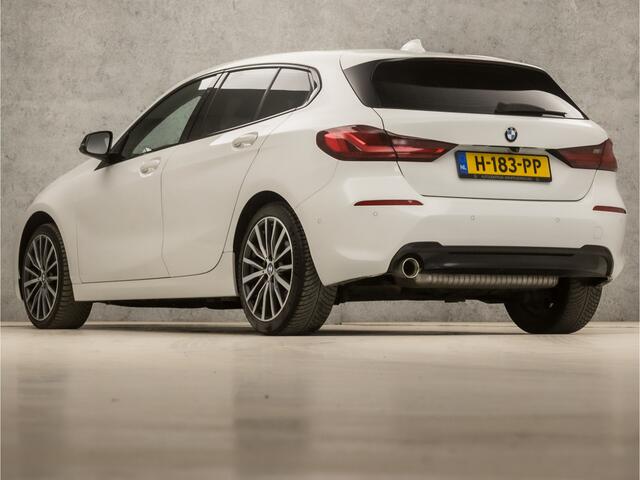 BMW 1-SERIE 118i SportLine Automaat (VIRTUAL COCKPIT, APPLE CARPLAY, GROOT NAVI, STUUR/STOELVERWARMING, ADAPTIVE CRUISE, LEDER, CAMERA, SPORTSTOELEN, DAB+, GETINT GLAS, NIEUWSTAAT)