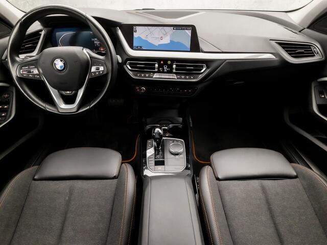 BMW 1-SERIE 118i SportLine Automaat (VIRTUAL COCKPIT, APPLE CARPLAY, GROOT NAVI, STUUR/STOELVERWARMING, ADAPTIVE CRUISE, LEDER, CAMERA, SPORTSTOELEN, DAB+, GETINT GLAS, NIEUWSTAAT)