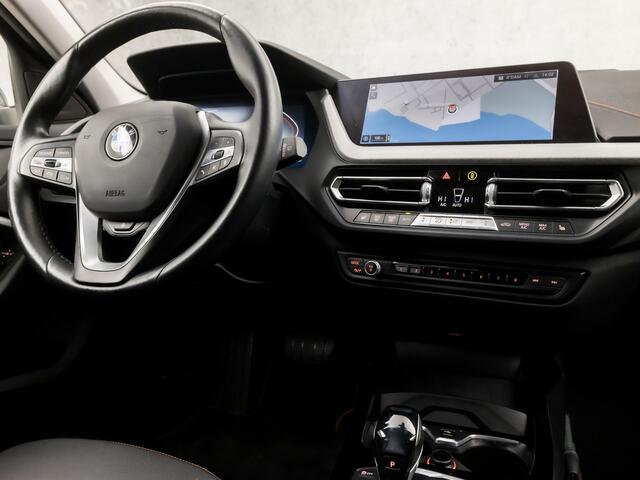 BMW 1-SERIE 118i SportLine Automaat (VIRTUAL COCKPIT, APPLE CARPLAY, GROOT NAVI, STUUR/STOELVERWARMING, ADAPTIVE CRUISE, LEDER, CAMERA, SPORTSTOELEN, DAB+, GETINT GLAS, NIEUWSTAAT)