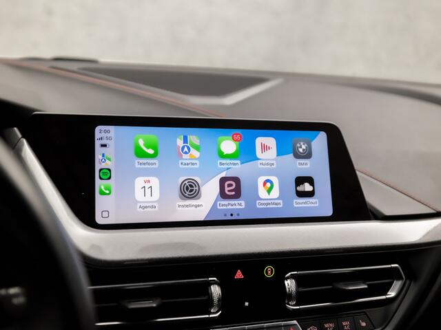 BMW 1-SERIE 118i SportLine Automaat (VIRTUAL COCKPIT, APPLE CARPLAY, GROOT NAVI, STUUR/STOELVERWARMING, ADAPTIVE CRUISE, LEDER, CAMERA, SPORTSTOELEN, DAB+, GETINT GLAS, NIEUWSTAAT)