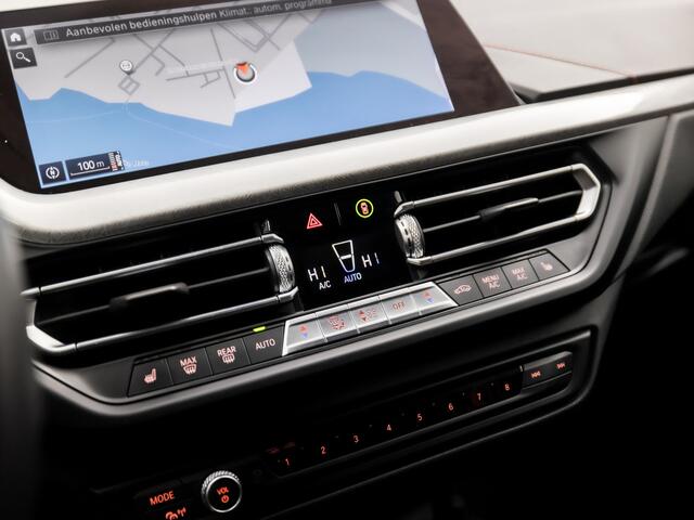 BMW 1-SERIE 118i SportLine Automaat (VIRTUAL COCKPIT, APPLE CARPLAY, GROOT NAVI, STUUR/STOELVERWARMING, ADAPTIVE CRUISE, LEDER, CAMERA, SPORTSTOELEN, DAB+, GETINT GLAS, NIEUWSTAAT)