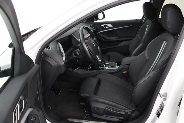 BMW 1-SERIE 118i Sport Line | Executive Edition | Half leder | Sportstoelen | Carplay | Full LED | Navigatie | PDC | DAB+ | Live Cockpit