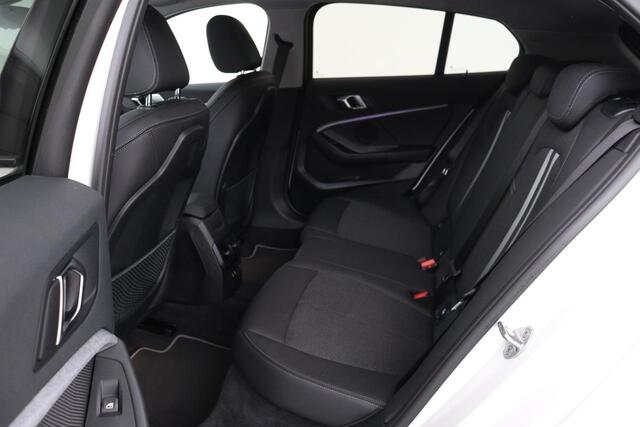 BMW 1-SERIE 118i Sport Line | Executive Edition | Half leder | Sportstoelen | Carplay | Full LED | Navigatie | PDC | DAB+ | Live Cockpit
