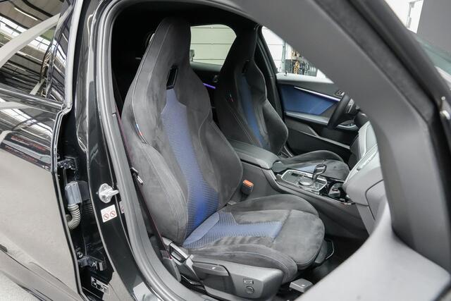 BMW 1-SERIE M135i xDrive 306pk High Executive |Milltek|Eventuri|virtual cockpit|M-sport pakket|alcantara sportstoelen|Apple Carplay|camera|19" licht metalen velgen|elek. achterklep|blind spot|keyless|