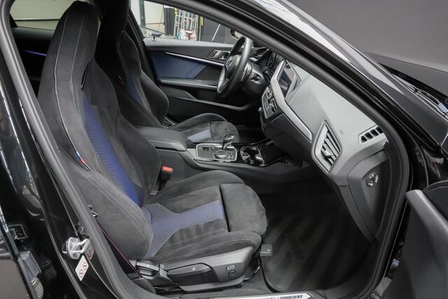 BMW 1-SERIE M135i xDrive 306pk High Executive |Milltek|Eventuri|virtual cockpit|M-sport pakket|alcantara sportstoelen|Apple Carplay|camera|19" licht metalen velgen|elek. achterklep|blind spot|keyless|