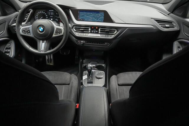 BMW 1-SERIE M135i xDrive 306pk High Executive |Milltek|Eventuri|virtual cockpit|M-sport pakket|alcantara sportstoelen|Apple Carplay|camera|19" licht metalen velgen|elek. achterklep|blind spot|keyless|