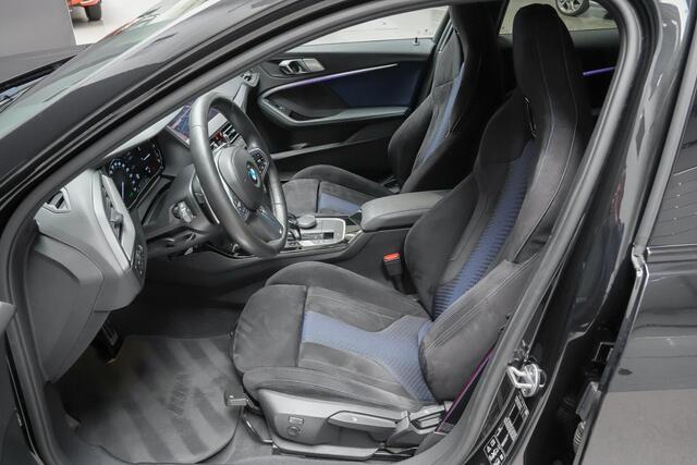 BMW 1-SERIE M135i xDrive 306pk High Executive |Milltek|Eventuri|virtual cockpit|M-sport pakket|alcantara sportstoelen|Apple Carplay|camera|19" licht metalen velgen|elek. achterklep|blind spot|keyless|