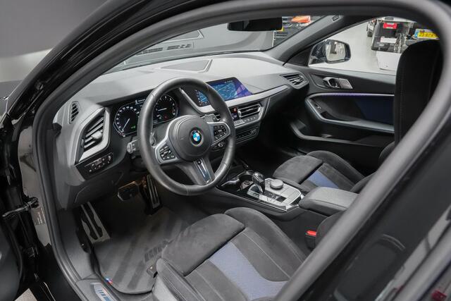 BMW 1-SERIE M135i xDrive 306pk High Executive |Milltek|Eventuri|virtual cockpit|M-sport pakket|alcantara sportstoelen|Apple Carplay|camera|19" licht metalen velgen|elek. achterklep|blind spot|keyless|