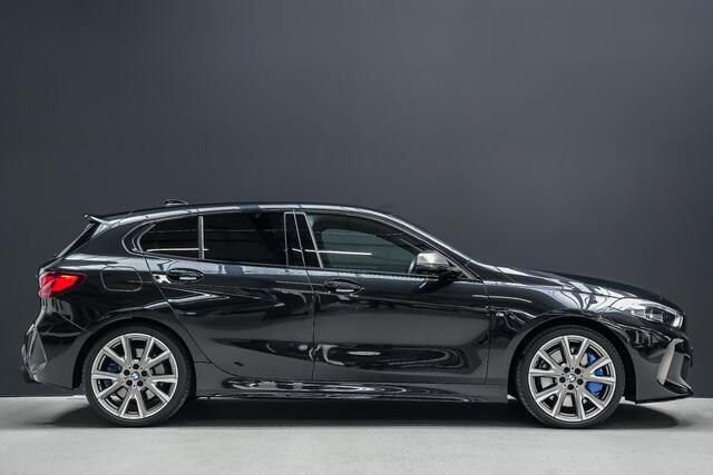 BMW 1-SERIE M135i xDrive 306pk High Executive |Milltek|Eventuri|virtual cockpit|M-sport pakket|alcantara sportstoelen|Apple Carplay|camera|19" licht metalen velgen|elek. achterklep|blind spot|keyless|