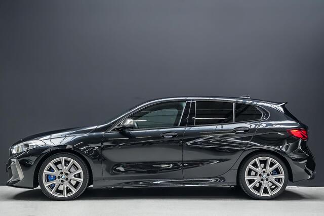 BMW 1-SERIE M135i xDrive 306pk High Executive |Milltek|Eventuri|virtual cockpit|M-sport pakket|alcantara sportstoelen|Apple Carplay|camera|19" licht metalen velgen|elek. achterklep|blind spot|keyless|