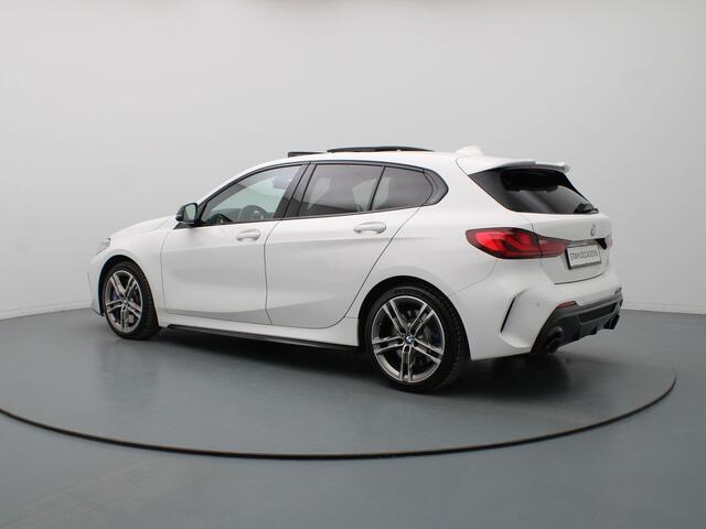 BMW 1-SERIE M135i 306pk xDrive High Executive Harman Kardon | Head-Up | Parkeersens. v+a | Stoel-/stuurverw. | Panoramadak
