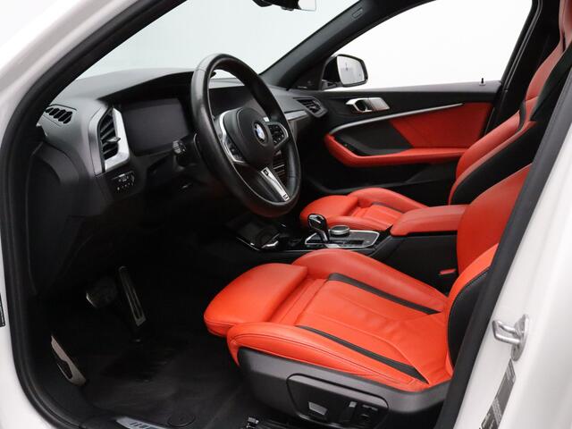 BMW 1-SERIE M135i 306pk xDrive High Executive Harman Kardon | Head-Up | Parkeersens. v+a | Stoel-/stuurverw. | Panoramadak