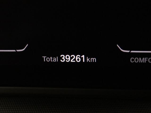 BMW 1-SERIE M135i 306pk xDrive High Executive Harman Kardon | Head-Up | Parkeersens. v+a | Stoel-/stuurverw. | Panoramadak