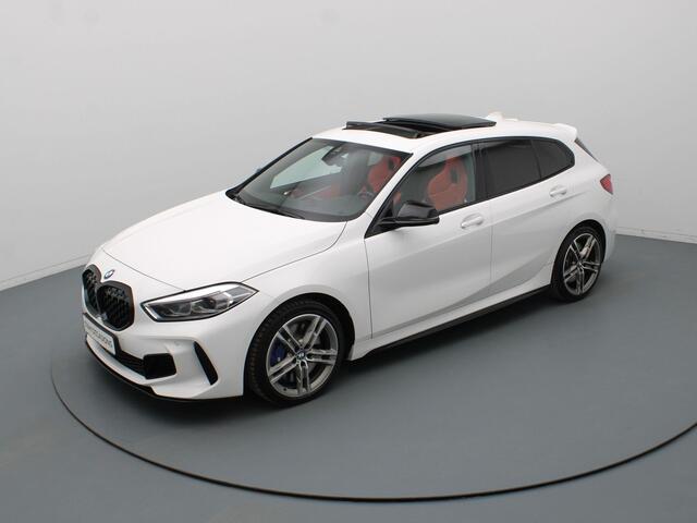 BMW 1-SERIE M135i 306pk xDrive High Executive Harman Kardon | Head-Up | Parkeersens. v+a | Stoel-/stuurverw. | Panoramadak
