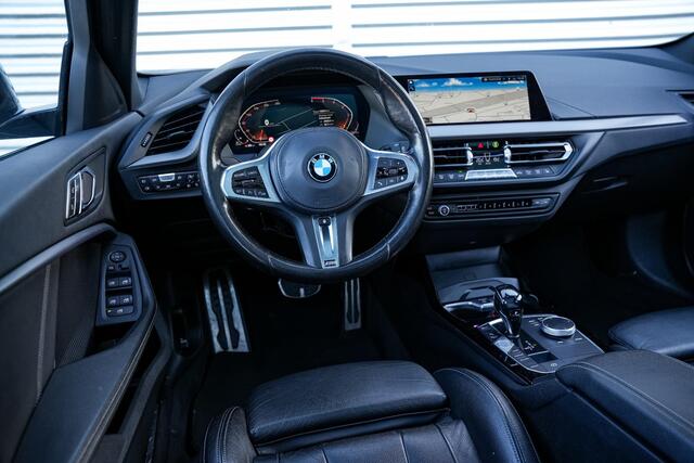 BMW 1-SERIE 120d xDrive High Executive Edition M Pakket Panoramadak Ambient Sportstoelen Stuurverw. 18"LM
