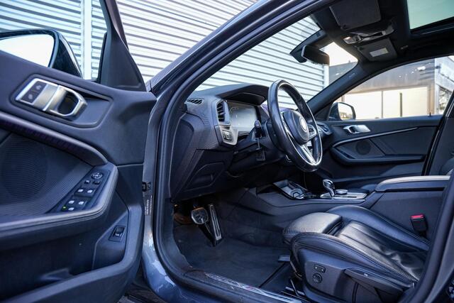 BMW 1-SERIE 120d xDrive High Executive Edition M Pakket Panoramadak Ambient Sportstoelen Stuurverw. 18"LM