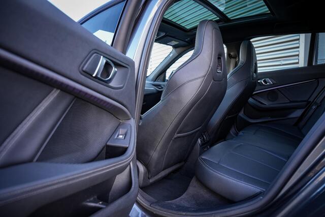 BMW 1-SERIE 120d xDrive High Executive Edition M Pakket Panoramadak Ambient Sportstoelen Stuurverw. 18"LM
