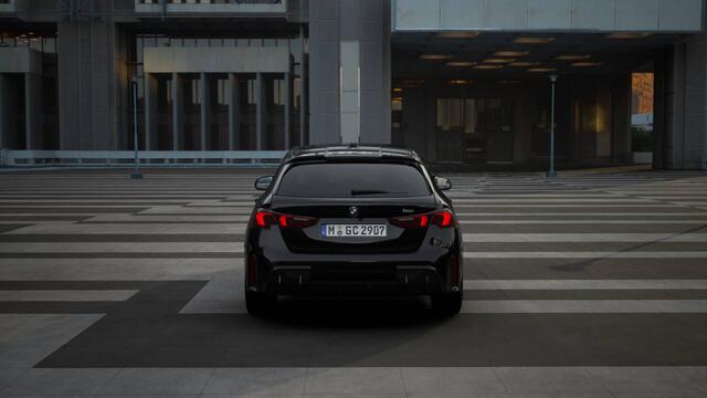 BMW 1-SERIE 120 M Sport Automaat / Sportstoelen / Adaptieve LED / M Adaptief onderstel / Comfort Access / Parking Assistant / Stuurverwarming