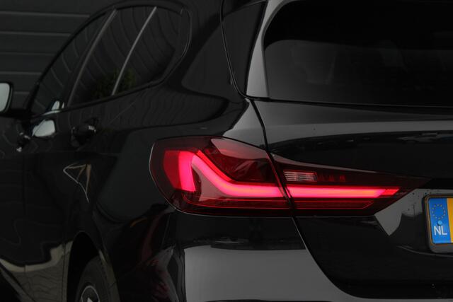 BMW 1-SERIE 118i Executive Edition | LED | Virtual | Cruise | Sfeerverl.