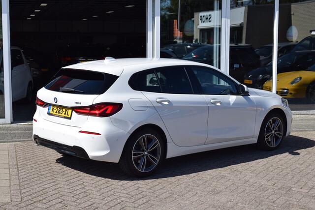BMW 1-SERIE 118i High Executive//Camera//Sportstoelen//Automaat!