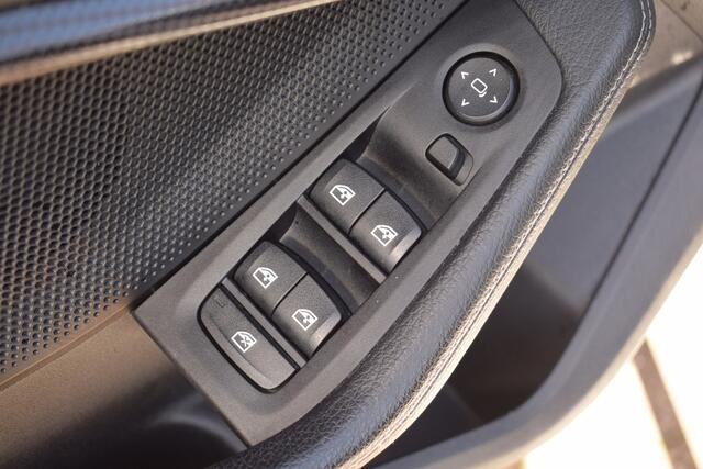 BMW 1-SERIE 118i High Executive//Camera//Sportstoelen//Automaat!
