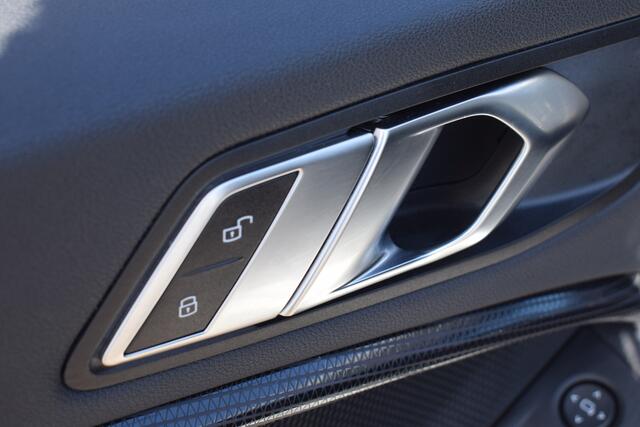 BMW 1-SERIE 118i High Executive//Camera//Sportstoelen//Automaat!