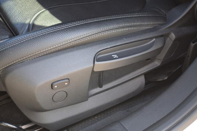 BMW 1-SERIE 118i High Executive//Camera//Sportstoelen//Automaat!