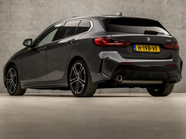 BMW 1-SERIE 118i M Sport High Executive Automaat (PANORAMADAK, M PAKKET, APPLE CARPLAY, GROOT NAVI, STOELVERWARMING, LEDEREN SPORTSTOELEN, CAMERA, GETINT GLAS, M SPORT BESTURING, SFEERVERLICHTING, NIEUWE APK, NIEUWSTAAT)