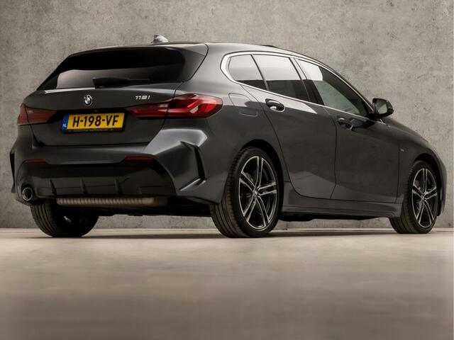 BMW 1-SERIE 118i M Sport High Executive Automaat (PANORAMADAK, M PAKKET, APPLE CARPLAY, GROOT NAVI, STOELVERWARMING, LEDEREN SPORTSTOELEN, CAMERA, GETINT GLAS, M SPORT BESTURING, SFEERVERLICHTING, NIEUWE APK, NIEUWSTAAT)