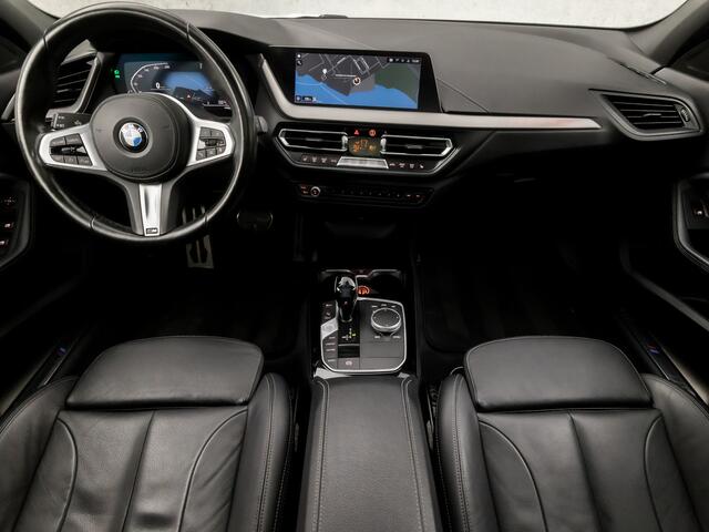BMW 1-SERIE 118i M Sport High Executive Automaat (PANORAMADAK, M PAKKET, APPLE CARPLAY, GROOT NAVI, STOELVERWARMING, LEDEREN SPORTSTOELEN, CAMERA, GETINT GLAS, M SPORT BESTURING, SFEERVERLICHTING, NIEUWE APK, NIEUWSTAAT)