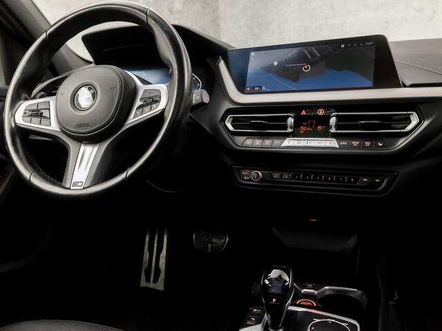 BMW 1-SERIE 118i M Sport High Executive Automaat (PANORAMADAK, M PAKKET, APPLE CARPLAY, GROOT NAVI, STOELVERWARMING, LEDEREN SPORTSTOELEN, CAMERA, GETINT GLAS, M SPORT BESTURING, SFEERVERLICHTING, NIEUWE APK, NIEUWSTAAT)