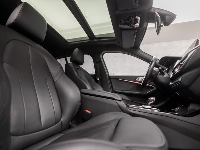 BMW 1-SERIE 118i M Sport High Executive Automaat (PANORAMADAK, M PAKKET, APPLE CARPLAY, GROOT NAVI, STOELVERWARMING, LEDEREN SPORTSTOELEN, CAMERA, GETINT GLAS, M SPORT BESTURING, SFEERVERLICHTING, NIEUWE APK, NIEUWSTAAT)