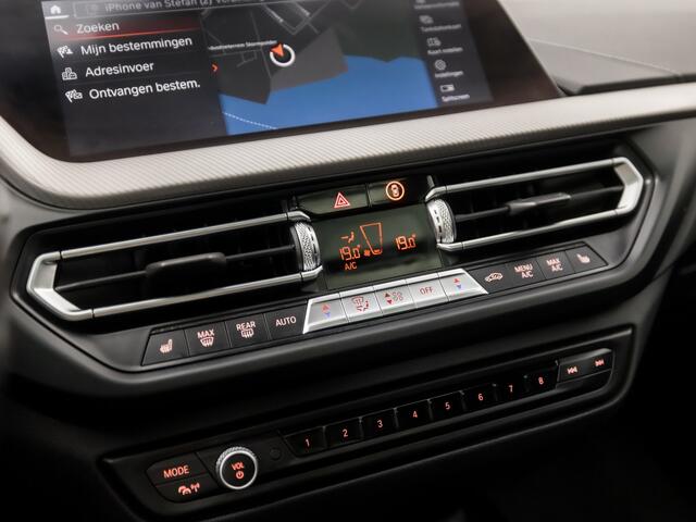 BMW 1-SERIE 118i M Sport High Executive Automaat (PANORAMADAK, M PAKKET, APPLE CARPLAY, GROOT NAVI, STOELVERWARMING, LEDEREN SPORTSTOELEN, CAMERA, GETINT GLAS, M SPORT BESTURING, SFEERVERLICHTING, NIEUWE APK, NIEUWSTAAT)