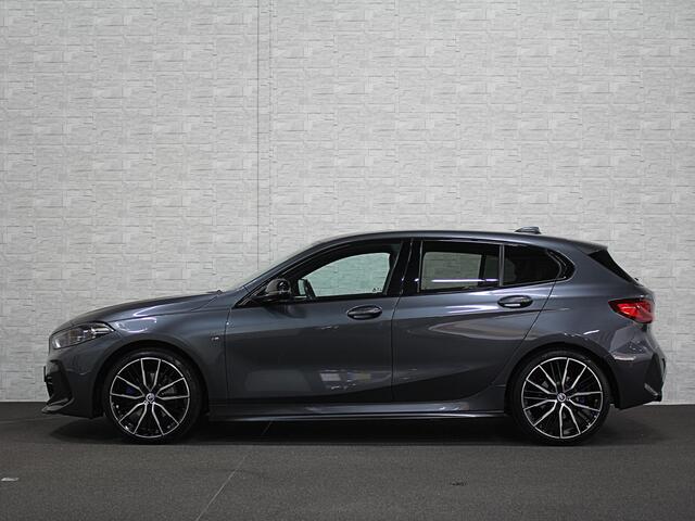 BMW 1-SERIE M-Sport Plus 50 Jahre | Live Cockpit Pro | Headup | Navi Prof. | Stoelverw. | H-Leder | Camera | Crystal Pook | Ambiente Led | Carplay | 19" | Lane Assist | Pr. Glas.| Rijklaarprijs Incl. Gr. Onderhoud |10-2021.