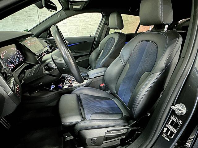 BMW 1-SERIE M-Sport Plus 50 Jahre | Live Cockpit Pro | Headup | Navi Prof. | Stoelverw. | H-Leder | Camera | Crystal Pook | Ambiente Led | Carplay | 19" | Lane Assist | Pr. Glas.| Rijklaarprijs Incl. Gr. Onderhoud |10-2021.
