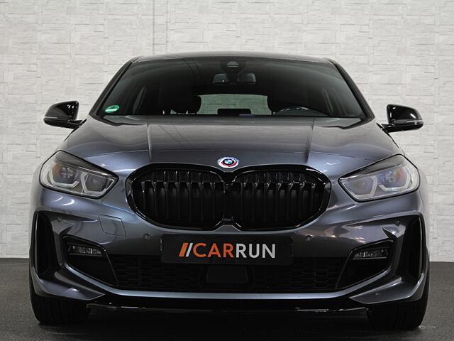 BMW 1-SERIE M-Sport Plus 50 Jahre | Live Cockpit Pro | Headup | Navi Prof. | Stoelverw. | H-Leder | Camera | Crystal Pook | Ambiente Led | Carplay | 19" | Lane Assist | Pr. Glas.| Rijklaarprijs Incl. Gr. Onderhoud |10-2021.