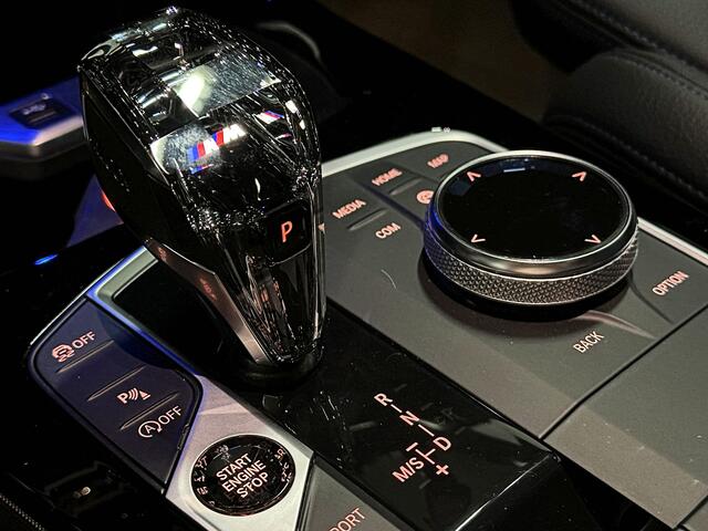BMW 1-SERIE M-Sport Plus 50 Jahre | Live Cockpit Pro | Headup | Navi Prof. | Stoelverw. | H-Leder | Camera | Crystal Pook | Ambiente Led | Carplay | 19" | Lane Assist | Pr. Glas.| Rijklaarprijs Incl. Gr. Onderhoud |10-2021.