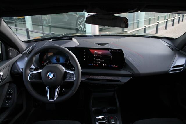 BMW 1-SERIE 120 High Executive M Sport Automaat / Panoramadak / Sportstoelen / Adaptieve LED / Parking Assistant Plus / Head-Up / Comfort Access / M Adaptief onderstel