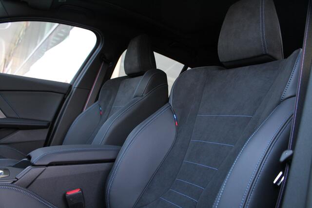 BMW 1-SERIE 120 High Executive M Sport Automaat / Panoramadak / Sportstoelen / Adaptieve LED / Parking Assistant Plus / Head-Up / Comfort Access / M Adaptief onderstel
