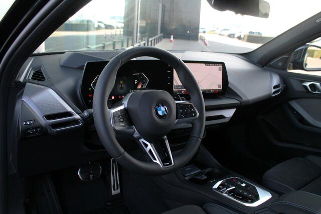 BMW 1-SERIE 120 High Executive M Sport Automaat / Panoramadak / Sportstoelen / Adaptieve LED / Parking Assistant Plus / Head-Up / Comfort Access / M Adaptief onderstel