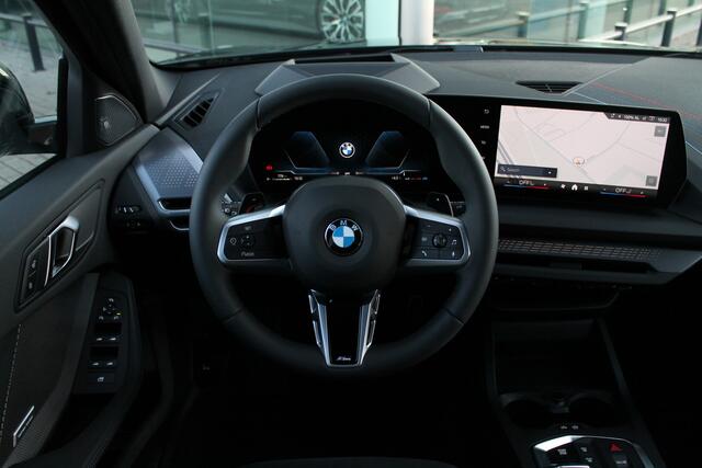 BMW 1-SERIE 120 High Executive M Sport Automaat / Panoramadak / Sportstoelen / Adaptieve LED / Parking Assistant Plus / Head-Up / Comfort Access / M Adaptief onderstel