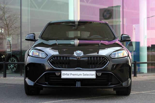 BMW 1-SERIE 120 High Executive M Sport Automaat / Panoramadak / Sportstoelen / Adaptieve LED / Parking Assistant Plus / Head-Up / Comfort Access / M Adaptief onderstel