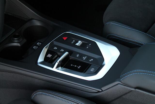 BMW 1-SERIE 120 High Executive M Sport Automaat / Panoramadak / Sportstoelen / Adaptieve LED / Parking Assistant Plus / Head-Up / Comfort Access / M Adaptief onderstel